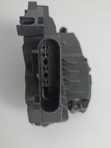 ZAMEK DRZWI LEWY TYŁ BM5A-A26413-AH 2099461