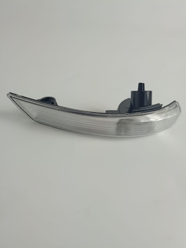 KIERUNKOWSKAZ LUSTERKA LEWEGO FOCUS 8M51-13B383-AA 1538488