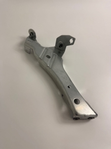 PRZEDŁUŻENIE UCHWYTU MOCOWANIA BŁOTNIKA LEWY PRZÓD FOCUS MK4 JX7B-A16019-AD 2311070