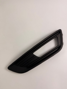 RAMKA HALOGENU LEWY PRZÓD CZARNA FOCUS MK3 FL F1EB-15A299-AA 1864636