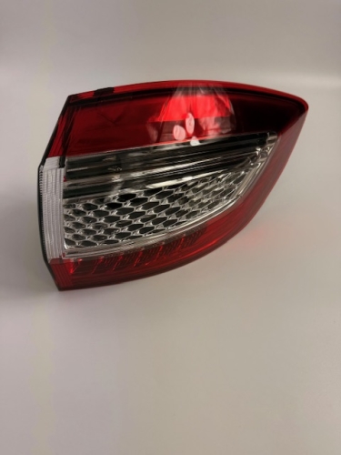 LAMPA PRAWY TYŁ ZEWNĘTRZNA MONDEO MK4 KOMBI BS71-13404-BD 1767492