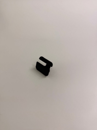 ZACISK WCISKANY 17 X 22 X 0.6 MM WYGŁUSZENIA MASKI FIESTA MK8 2017- W716783-S300 5231851