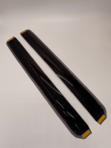 ODCHYLACZE POWIETRZA TYLNE SZYB BOCZNYCH CZARNY AKRYL A66SX-201K56-FCA 2718196